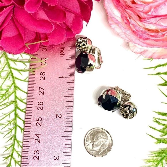 VINTAGE⚜️VOGUE Black Faceted Crystal Clip Earrings - Picture 10 of 10